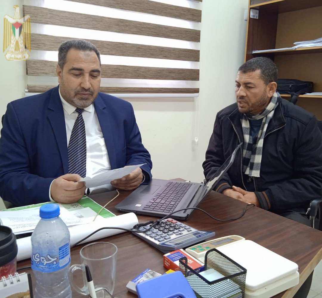 الاقتصاد: الإدارة العامة للتجارة والمعابر تتفقد جهود تسهيل تصدير واستيراد الذهب عبر حاجز بيت حانون