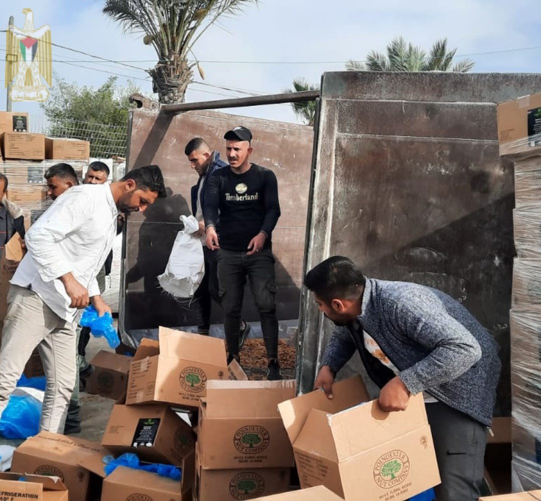 الاقتصاد: طواقم معبر كرم أبو سالم تتلف 24 مشطاح عين جمل منتهي الصلاحية