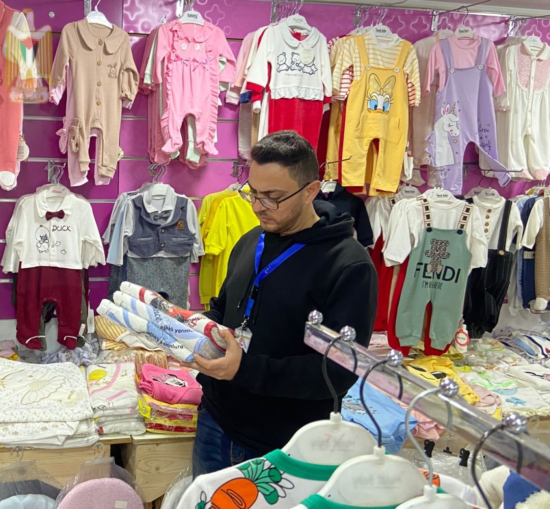 الاقتصاد: تسجيل 17 مخالفة لمحال ملابس لعدم إعلانها الأسعار في قطاع غزة