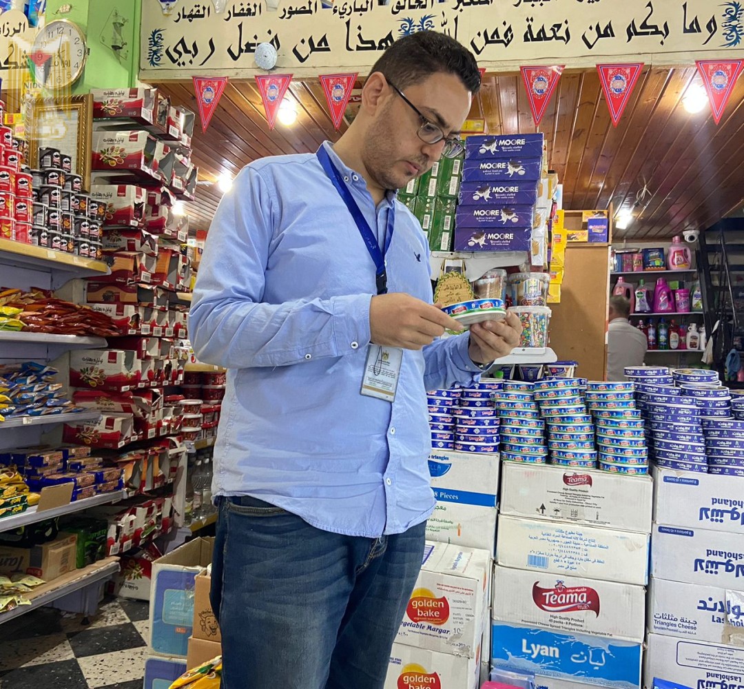 تزامناً مع قرب عيد الاضحى المبارك : طواقم حماية المستهلك بخان يونس تجري جولة مركزية على المحال التجارية والمولات والأسواق الشعبية