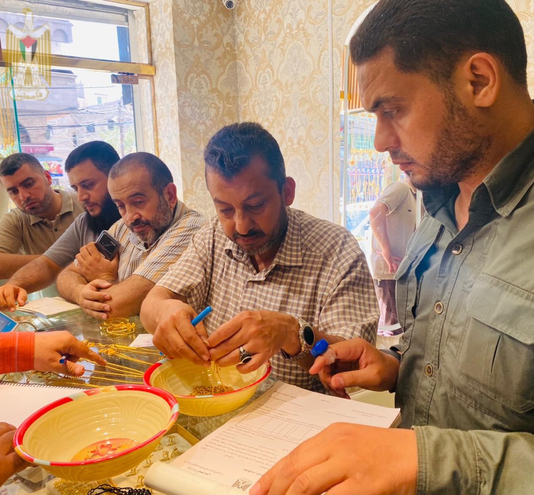 الإقتصاد:مديرية المعادن الثمينة ومباحث الذهب تنظمان جولة على محلات الذهب بخان يونس