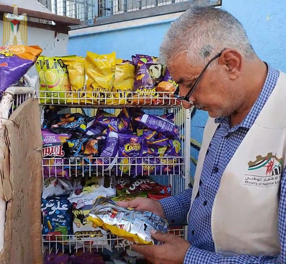 الاقتصاد: حماية المستهلك بخان يونس تنظم جولة رقابية على الباعة المتجولين أمام المدارس