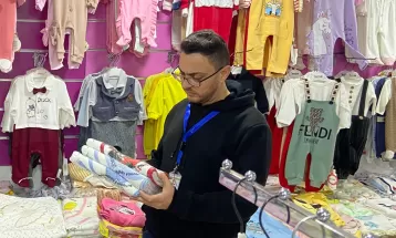 الاقتصاد: تسجيل 17 مخالفة لمحال ملابس لعدم إعلانها الأسعار في قطاع غزة