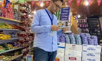 تزامناً مع قرب عيد الاضحى المبارك : طواقم حماية المستهلك بخان يونس تجري جولة مركزية على المحال التجارية والمولات والأسواق الشعبية