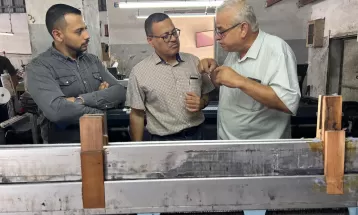تزامناً مع قرب الموسم الدراسي وزارة الاقتصاد الوطني تنظم جولة للصحفيين على مصانع الخياطة بغزة